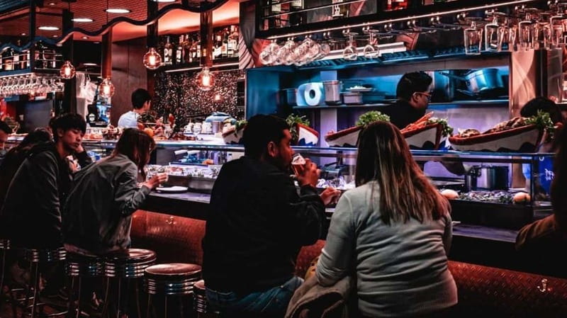Albufeira: 5 Bars and 1 Nightclub Pub Crawl with Free Shots - Reno’s Bar start: what it feels like and what to do first