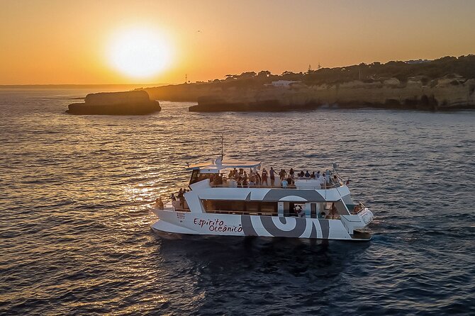 Albufeira: 6-Hour Sunset Dinner Catamaran Cruise with Open Bar - The coastal ride between caves and coves: where the catamaran shines