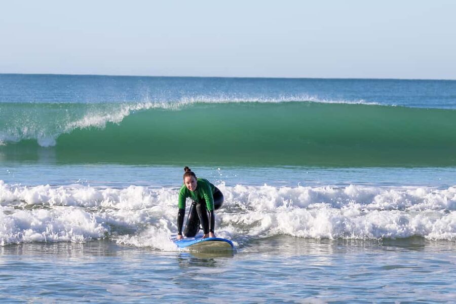 Albufeira: Beginner Surf Lesson - Meeting up, gear pickup, and getting to the right spot