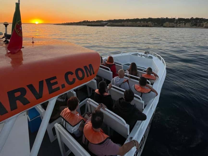 Albufeira: Benagil Cave Sunset Cruise - Sunset viewing: how the timing and crew teamwork help