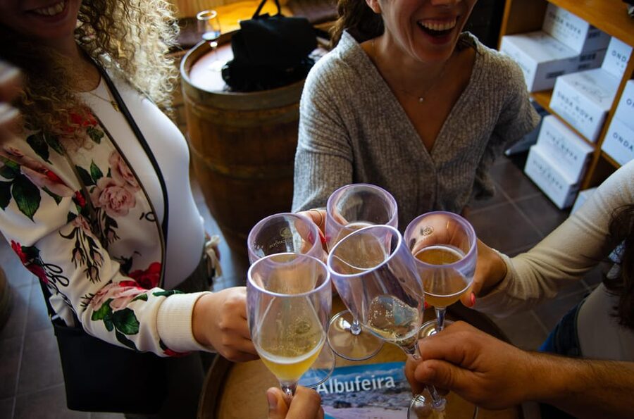 Albufeira: City Highlights & WINE TASTING - Guides are the real engine, and the tour seems to have strong ones