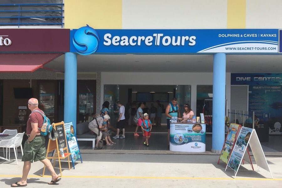 Albufeira: Dolphin Watching and Benagil Cave Boat Cruise - Sailing 18 km along the Algarve, from beaches to the Alfanzina Lighthouse