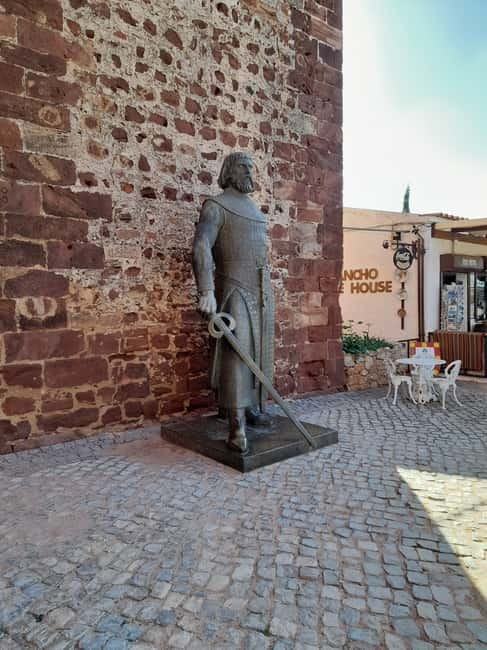 Albufeira: Silves Castle and Chapel of Bones, and Benagil - Chapel of Bones in Alcantarilha: short stop, big reaction