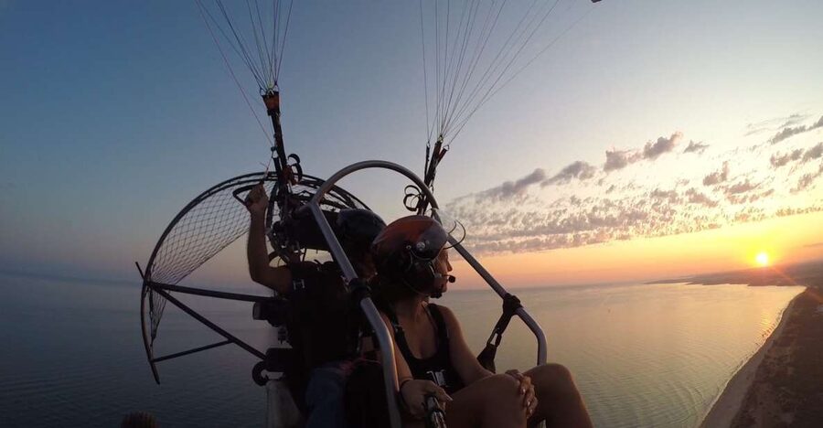 Albufeira: Sunset Paragliding Flight - Falésia Beach, Rocha Baixinha Beach, and Olhos de Água from above
