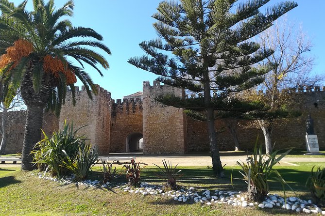 Amazing West Day Trip: Silves, Lagos & Cape St. Vincent - Stop 1: Castelo de Silves, the Roman bridge, and the XIII-century cathedral