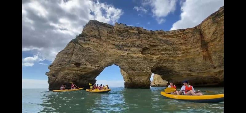 Benagil: Benagil Beach Kayak Rental - The starting point and the short gap between arriving and launching