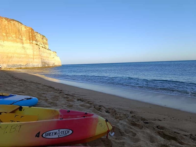 Benagil: Benagil Kayak Tour - Meeting at O Litoral and getting kitted out fast
