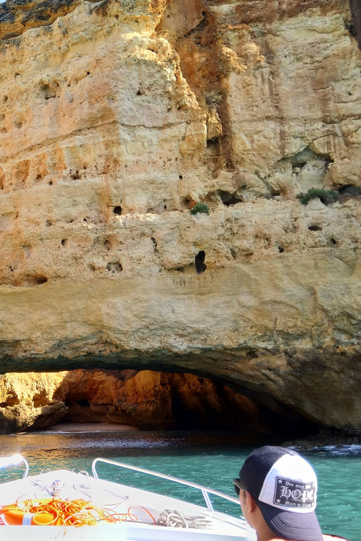 Benagil: Passeio 2 horas de Barco a Gruta de Benagil - Guide and captain: why “who’s driving” changes the whole trip