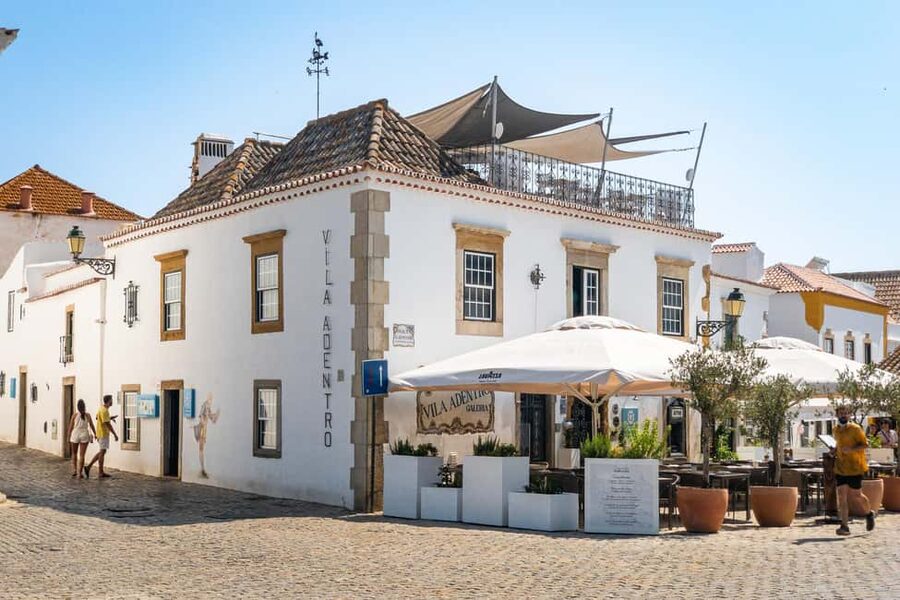 Faro: Flexible Walking Tour in Historic Center - Where the tour starts: Largo de São Francisco and the walled Old Town mood