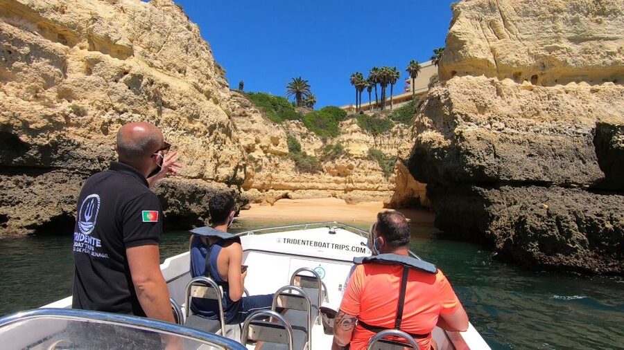 From Armação de Pêra: Benagil Caves and Beaches Boat Tour - From Praia dos Beijinhos to Praia das Fontainhas: the coast starts talking fast