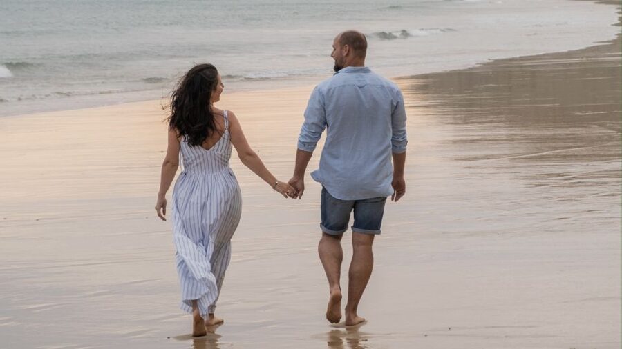 Lagos: Photoshoot for couple - Where photos come alive: outfits, colors, and comfort on Algarve beaches