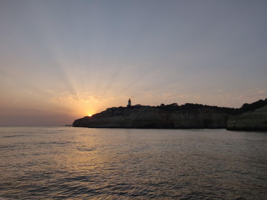 Portimão: Benagil Cave, Marinha Beach Speedboat Tour - Swell Tours meeting spot, timing, and how to find your guide