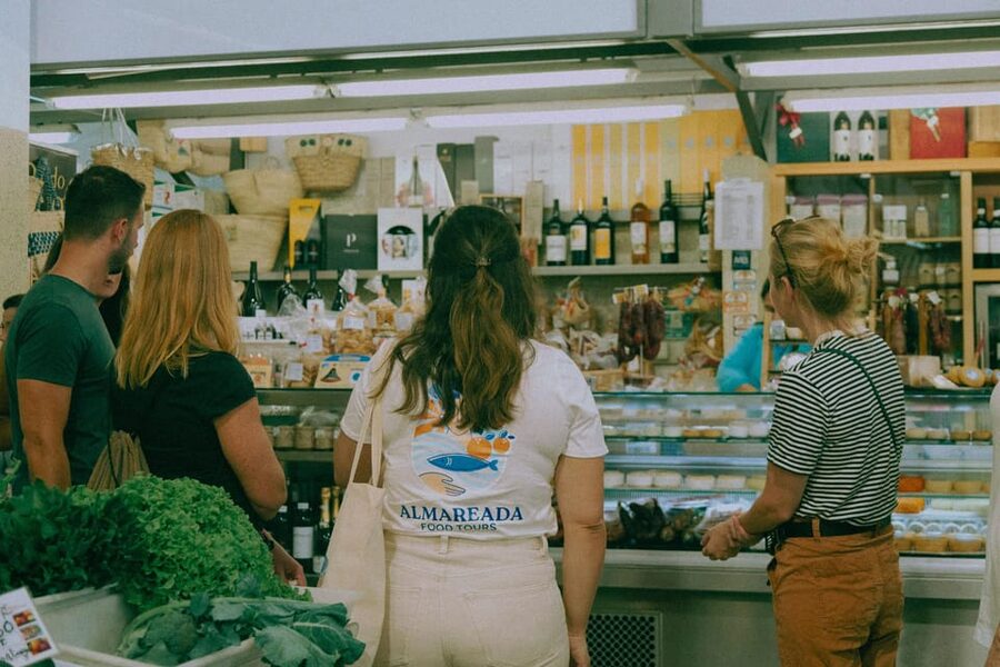 Portimão: Guided Local Food Tour - Café and market visit: learning what locals order for a casual break