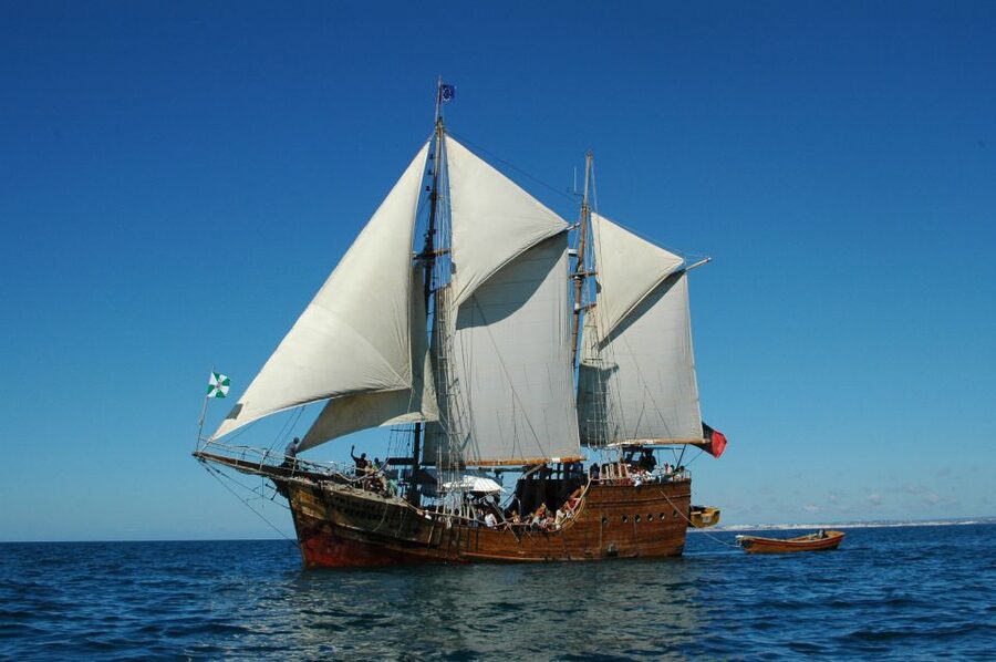 Portimão: Pirate Ship Cave Cruise - Lighthouse of Alfanzina to the Small Boats: The Transfer That Changes Everything