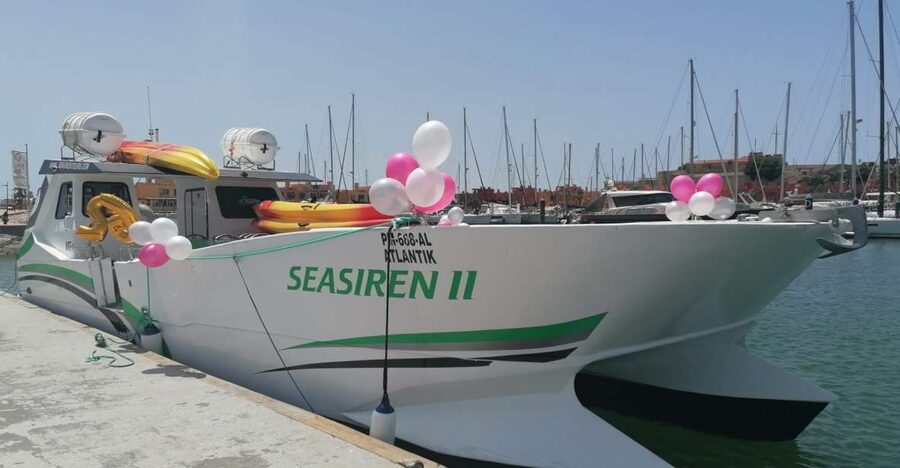 Portimão: Private Benagil Caves Catamaran and Kayak Tour - Alfanzina Lighthouse: the cruise that sets the stage