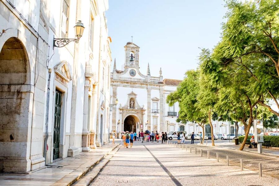PORTUGUESE WINE TASTING IN THE HEART OF FARO - Why a Faro Portuguese Wine Tasting Works So Well