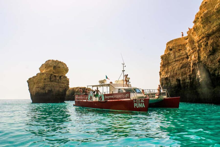 Quarteira: Benagil Cave Boat Trip with Beach BBQ and Kayak - Boat comfort and how the crew keeps things moving