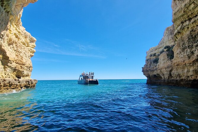 Tour to Benagil Caves and Coastline in Albufeira - Benagil Cave Arrival: Skylight Light and How to Get Good Photos